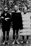 莫那魯道(中)及其族人於1930年 10 月27日起義抗日,為霧社事件的主要領導人。 ‧‧‧圖片來源:《台灣の蕃族研究》